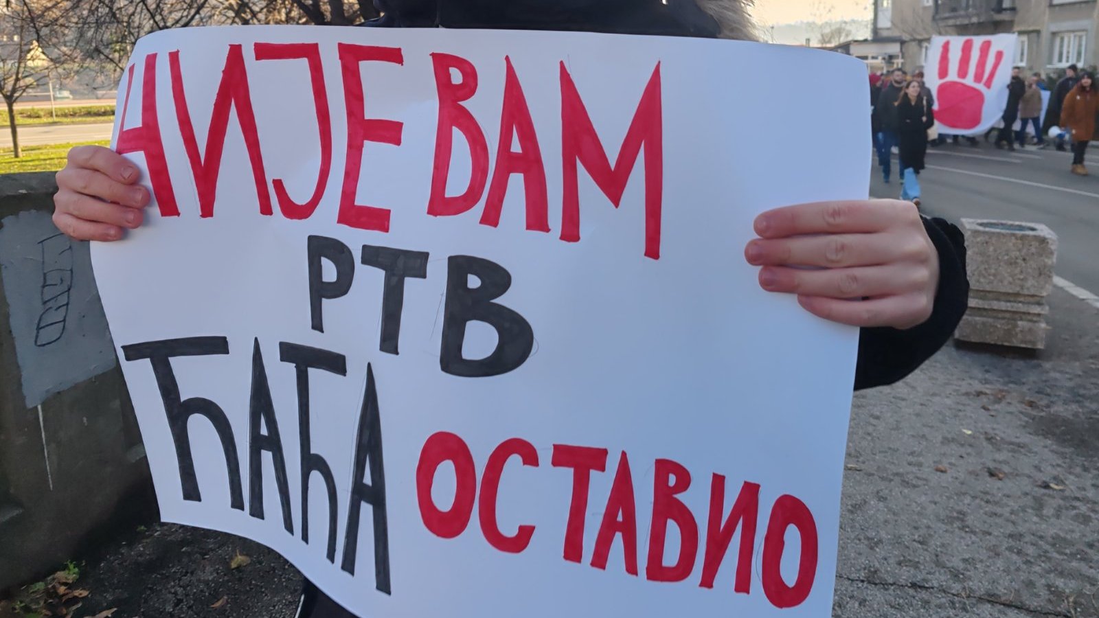 Studenti i zaposleni RTV-a zajedno u 15-ominutnoj tišini, policija s opremom za razbijanje demonstracija u zgradi televizije (FOTO, VIDEO) 16