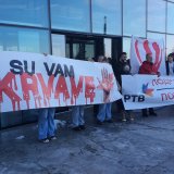 Studenti i zaposleni RTV-a zajedno u 15-ominutnoj tišini, policija s opremom za razbijanje demonstracija u zgradi televizije (FOTO, VIDEO) 5