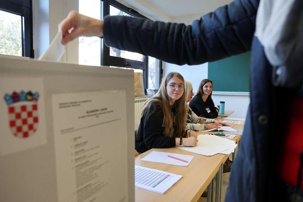 Hrvatska bira novog predsednika - do podneva glasalo 14 odsto birača 1 Hrvati osmi put biraju predsednika od uvođenja višestranačja