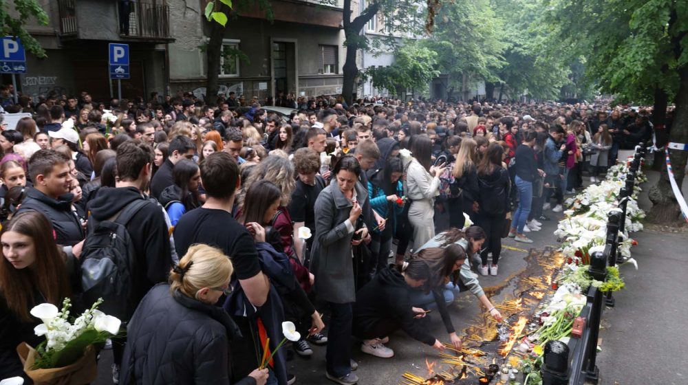 Građani od jutros odaju poštu stradalima u masovnom ubistvu u Ribnikaru 1