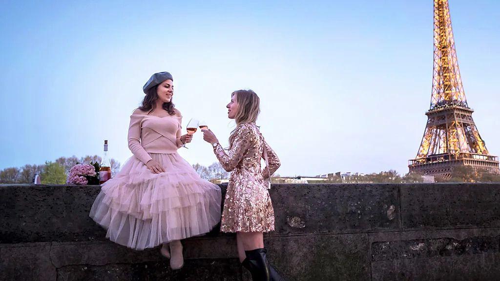 „Set džeting“: Kako su slavne filmske lokacije postale turističke destinacije 2 Dve devojke nazdravljaju u blizini Ajfelove kule, u Parizu, u Francuskoj