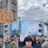 Mesec dana od tragedije u Novom Sadu: Protest i farbanje Trga slobode u crveno 5