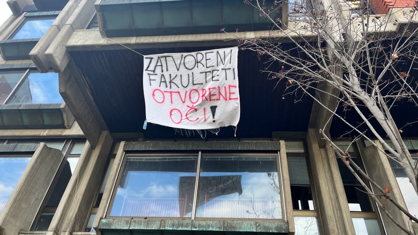 Protest u Novom Sadu: Pištaljke, farba i podrška studentima 6 Protesti, Filozofski fakultet, blokade, studenti, Novi Sad