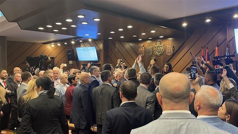Protest, buka i incidenti na ulazu u Skupštinu Novog Sada: Milan Đurić ostaje gradonačelnik 5 Burna sednica Skupštine grada Novog Sada