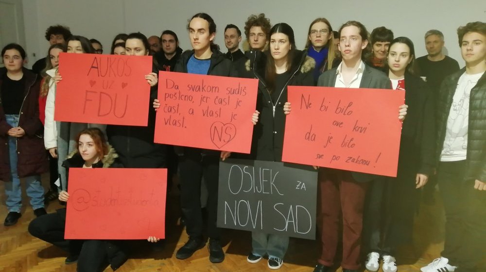 "Osijek za Novi Sad": Studenti iz Osijeka solidarno uz kolege iz Srbije, pisma podrške deliće po čitavom gradu 1