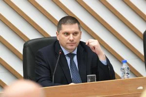 Predsednik Skupštine Grada Beograda Nikola Nikodijević izjavio je pred sutrašnju sednicu Skupštine grada da se sa dnevnog reda povlači Predlog plana detaljne regulacije područja u Mirijevu kojim se, kako su upozorili aktivisti i opozicija, predviđa seča 50 hektara šume zbog izgradnje.