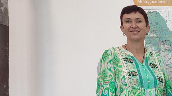 Balkanski volonteri: Pokretači „kruga dobrote” 3 Bojana Živković, žena kratke, smeđe kose u cvetnoj zeleno-beloj košulji, gleda u kameru i smeje se