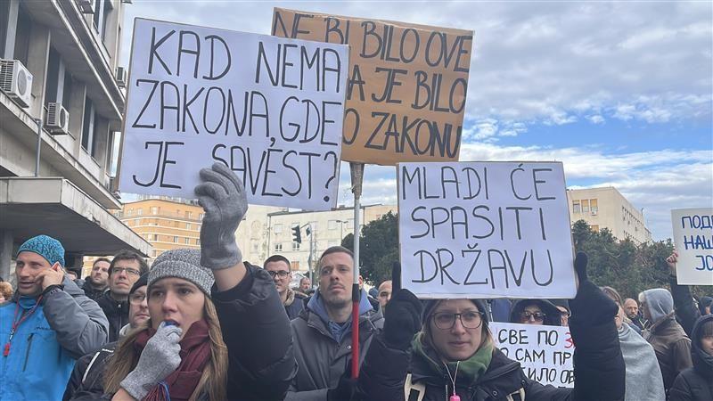 Protest u Novom Sadu: Pištaljke, farba i podrška studentima 4 Jovana Mitrović Mihajlović i Vladana Maćašev