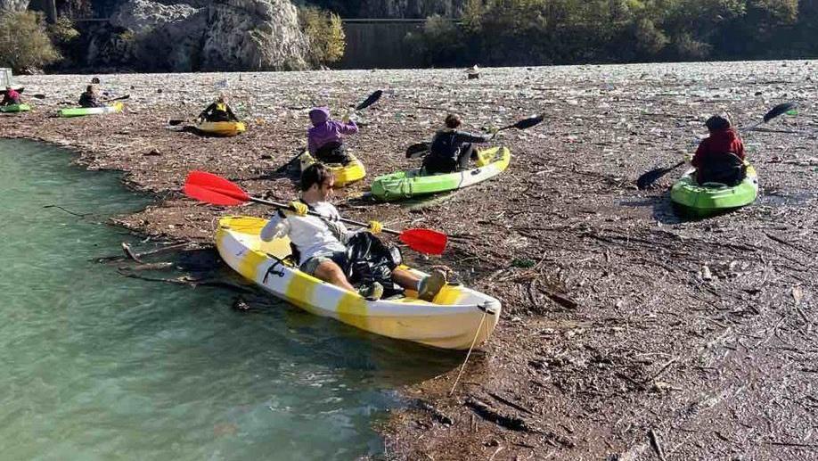 Balkanski volonteri: Pokretači „kruga dobrote” 2 Volonteri u zelenim i žutim kajacima prikupljaju smeće na vodi