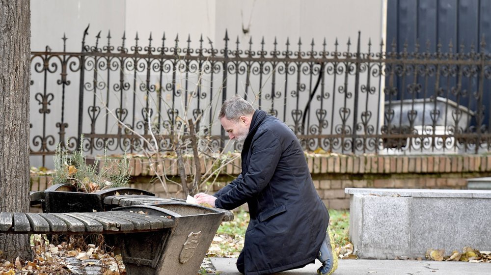 Sramotno klečanje: LSV traži hitnu smenu direktora „Jovine gimnazije“ u Novom Sadu 1
