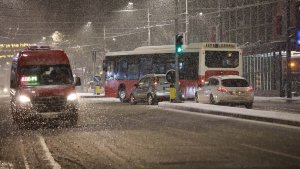Kiša, susnežica i sneg otežavaju vožnju, na obilaznici oko Beograda smanjeno ograničenje brzine 12 Kiša, susnežica i sneg otežavaju vožnju, na obilaznici oko Beograda smanjeno ograničenje brzine 9