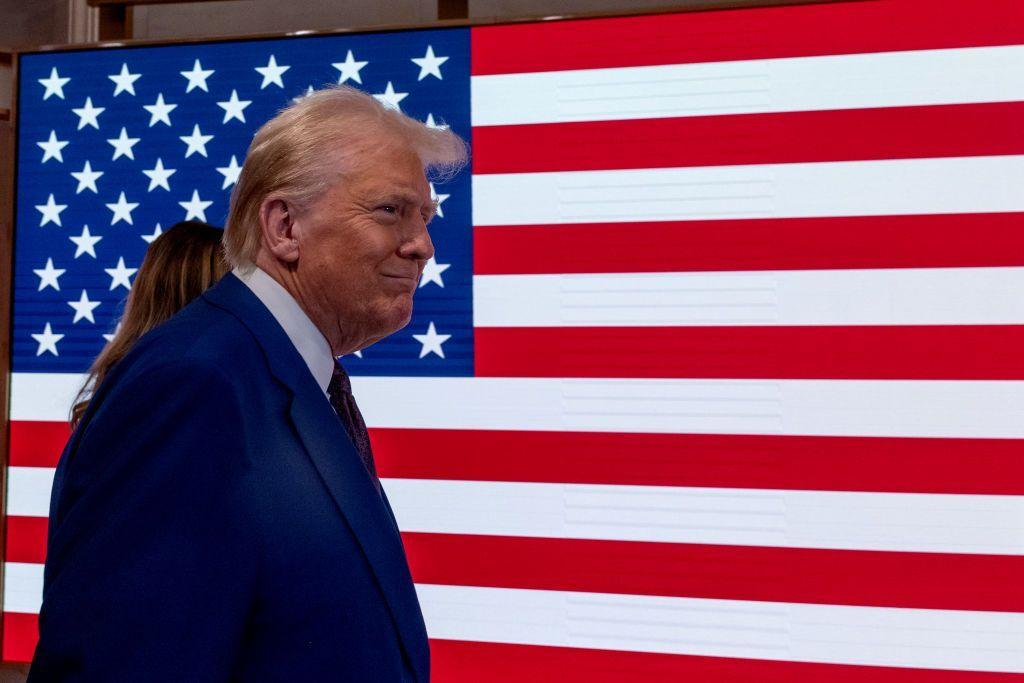 Kako će se 2025. promeniti migracije širom sveta 2 Tramp iispred američke zastave