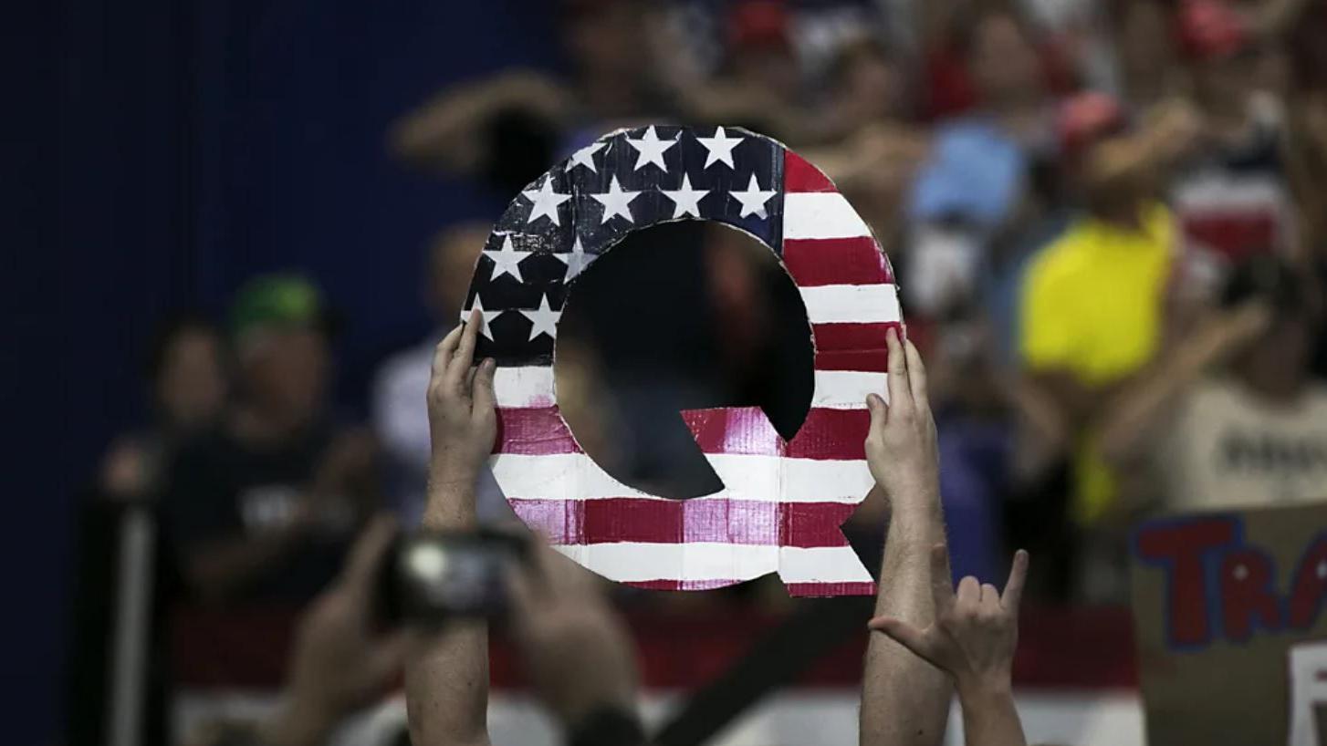 „Začarani krug teorija zavera": Treba li drugačije da se borimo protiv širenja lažnih tvrdnji 1 Simbol desničarskog pokreta Kjuanon koji je poznat po širenju teorija zavere u Americi