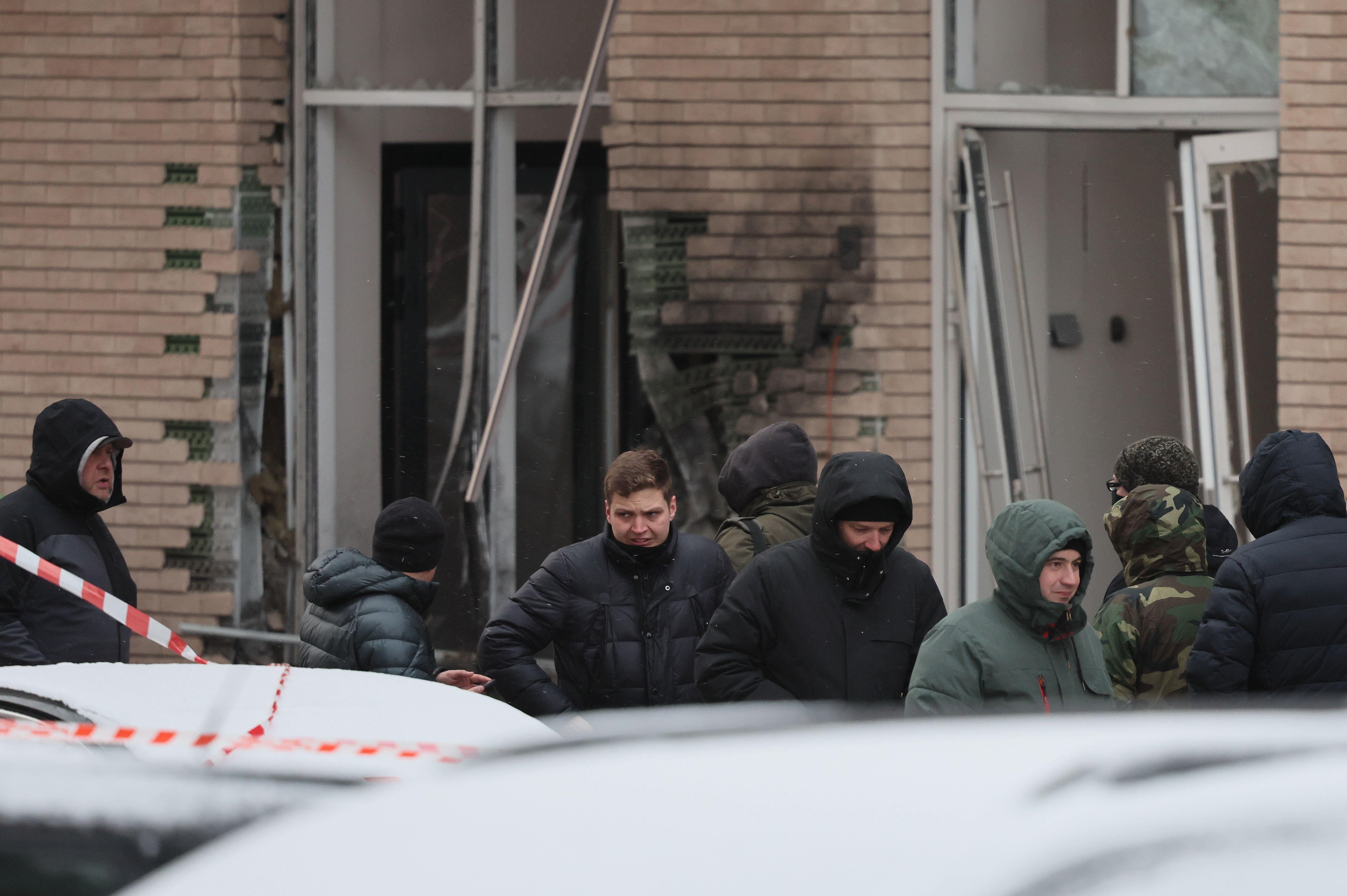 Ubistvo ruskog generala u Moskvi: Priveden osumnjičeni Uzbekistanac 4 Ljudi ispred mesta eksplozije i ubistva dvojice vojnih lica u Moskvi, oko njih su trake za ograđivanje i kola