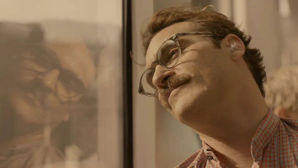 'Večni sjaj besprekornog uma' kao upozorenje za današnje ljubavi i veze 3 Glavni lik Teodor (Hoakin Feniks) filma Ona, prislonjen na ogledalo