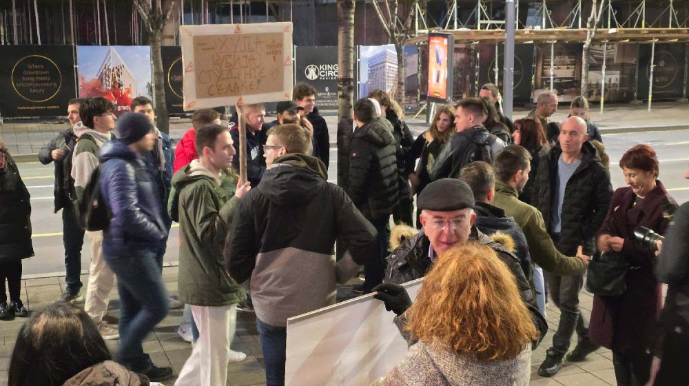 Napadnuta aktivistkinja Združenih inicijativa i pokreta u restoranu brze hrane "Dens" 1