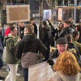 Napadnuta aktivistkinja Združenih inicijativa i pokreta u restoranu brze hrane "Dens" 1