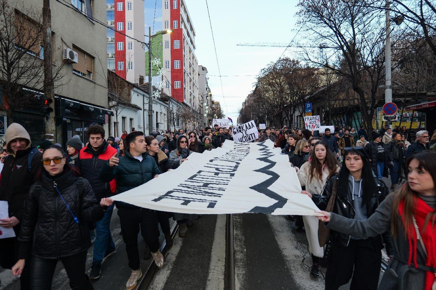 Veliki protest u Beogradu - u fotografijama 9 Transparent na kome piše "Svi smo ispod nadstrešnice"