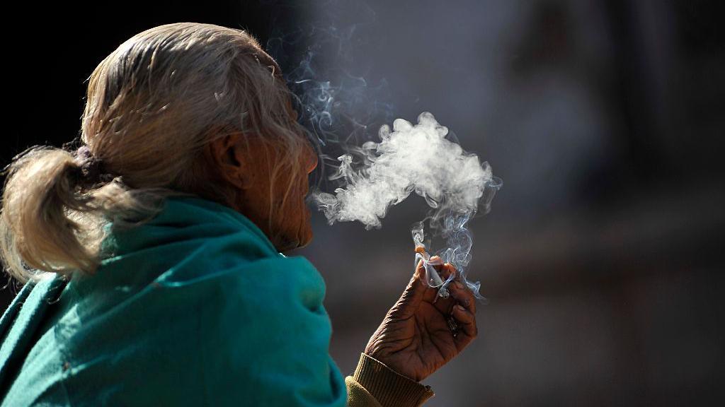 Zašto više ljudi nego ikada pre doživi stotu 5 Starija Nepalka puši cigare 2017.