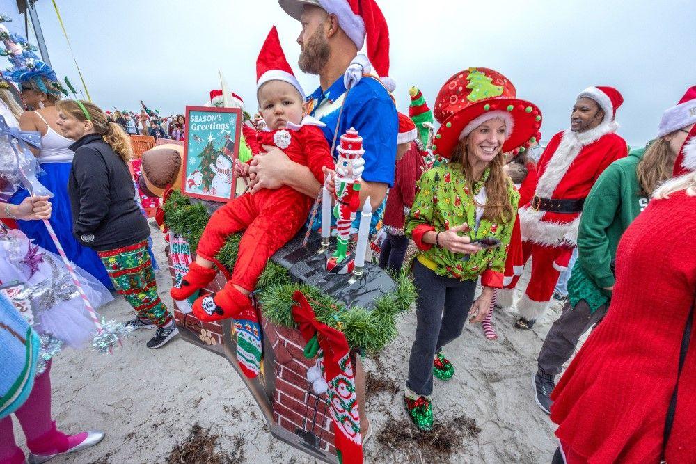 Badnje veče i Božić u svetu: Od surfa do molitvi i jutra u skloništima 14 božić na floridi