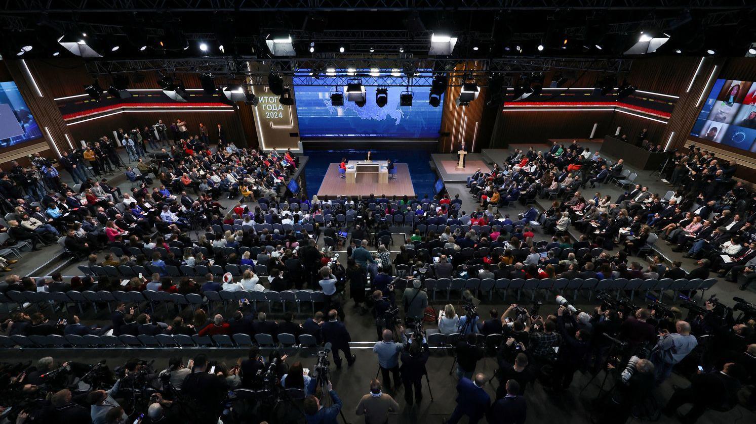 Kamermani, novinari u sali, gde Putin drži godišnju konferenciju