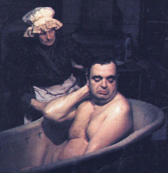 O „Volji sinovljevoj" i fantastici na domaćem filmu: Zašto partizani nikada nisu pucali u vanzemaljce 4 Odrastao krupan muškarac sedi u kadi dok preko njega prosipa vodu starija žena sa kapom na glavi