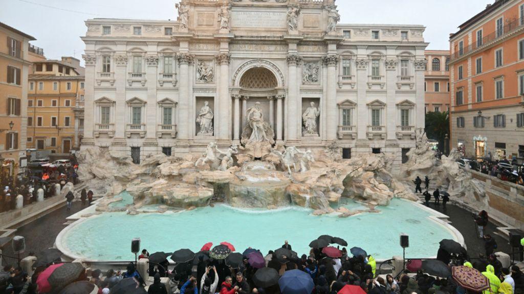 Obnovljena Fontana di Trevi, mere rimskih vlasti za smanjenje gužvi 1 Više od 10.000 ljudi posećivalo je barokno obeležje Rima svakog dana