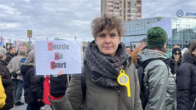 Mesec dana od tragedije u Novom Sadu: Protest i farbanje Trga slobode u crveno 2 Učesnica protesta