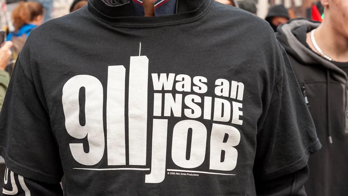 „Začarani krug teorija zavera": Treba li drugačije da se borimo protiv širenja lažnih tvrdnji 4 Majica sa porukama koje šire teorije zavere vezane za napad na Svetski trgovinski centar u Njujorku 11. septembra 2001.