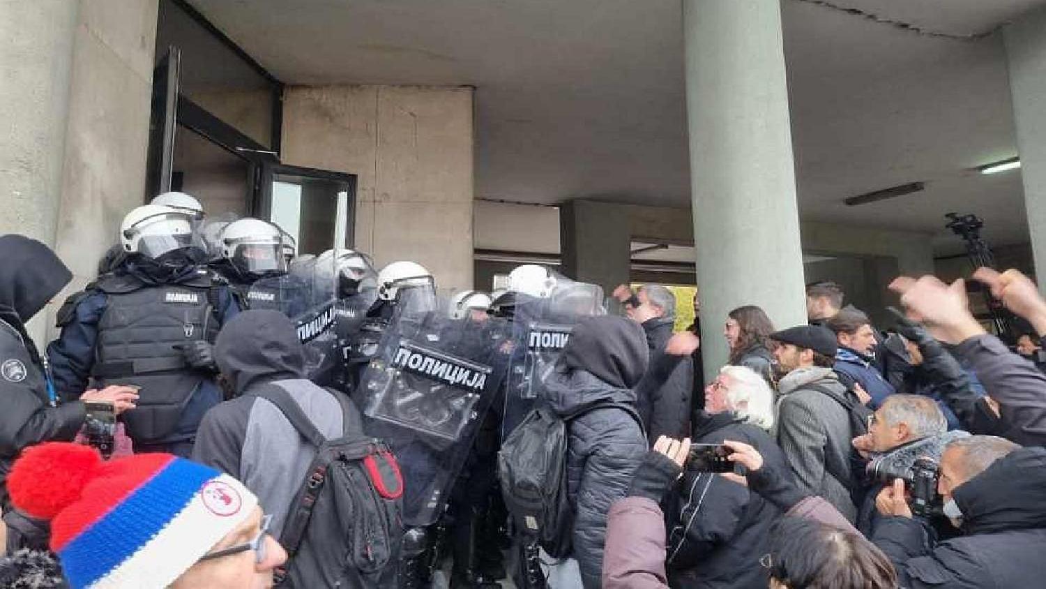 Skupština Novog Sada o opozivu gradonačelnika, protest i incidenti na ulazu u zgradu 3 Novi Sad