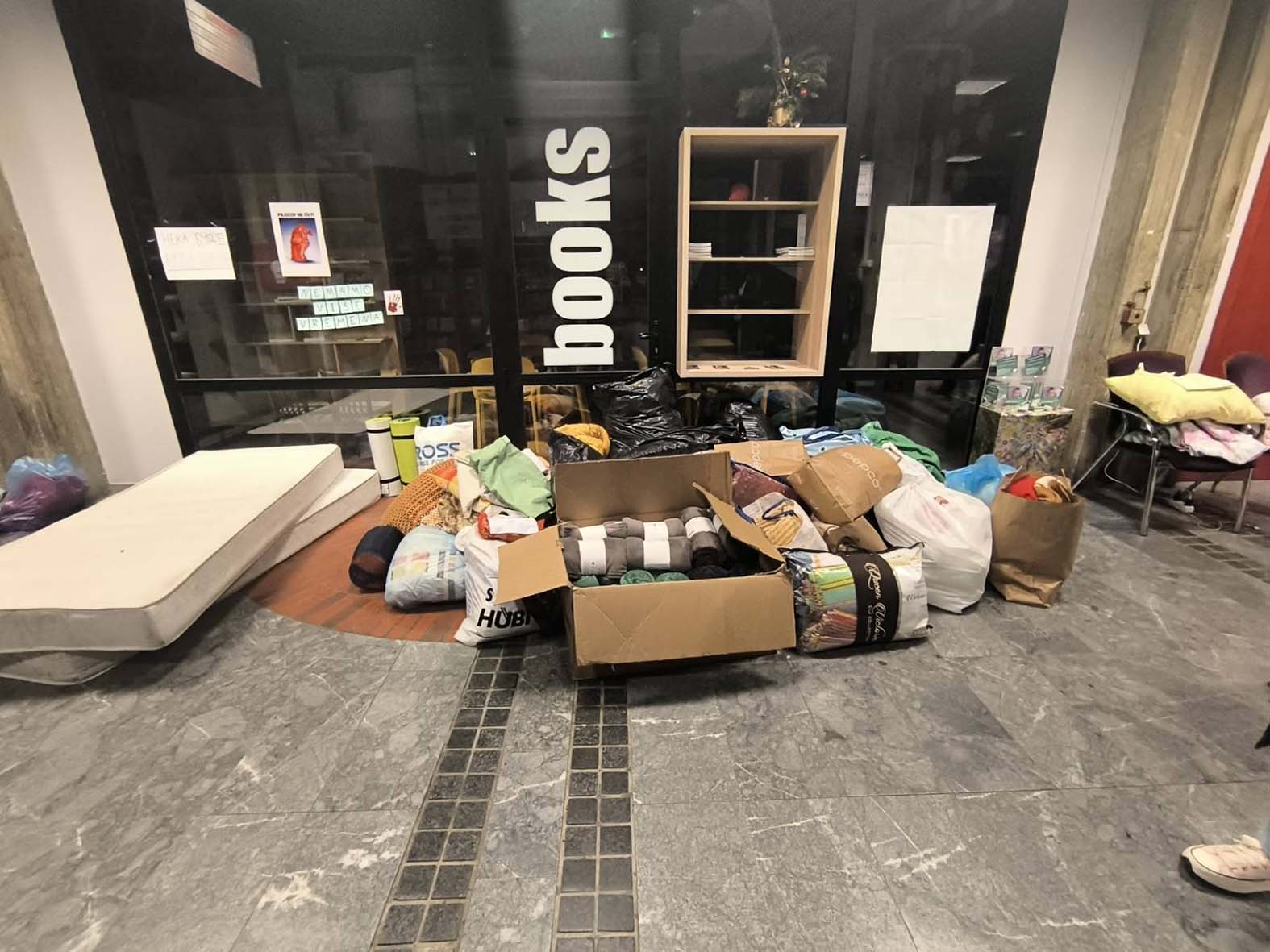 Reporter Danasa proveo noć sa studentima u blokadi u Novom Sadu (FOTO) 4 Reporter Danasa proveo noć sa studentima u blokadi u Novom Sadu (FOTO) 4