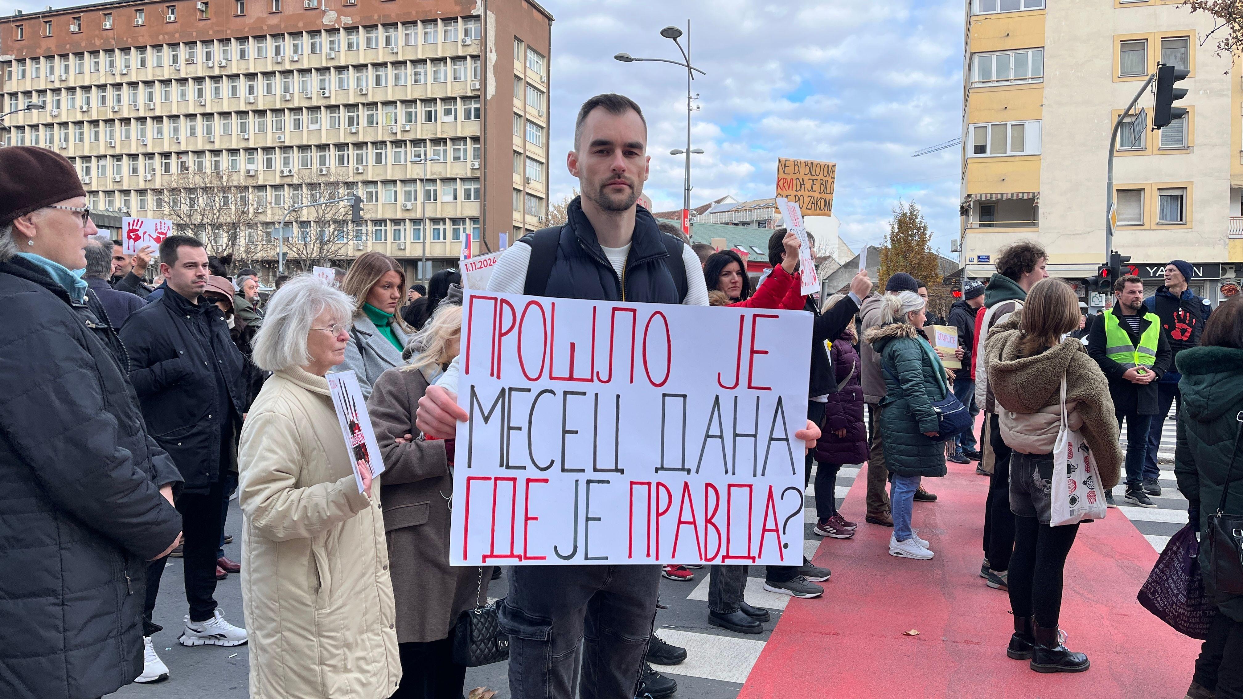 Mesec dana od tragedije u Novom Sadu: Protest i farbanje Trga slobode u crveno 3 Protest u Novom Sadu