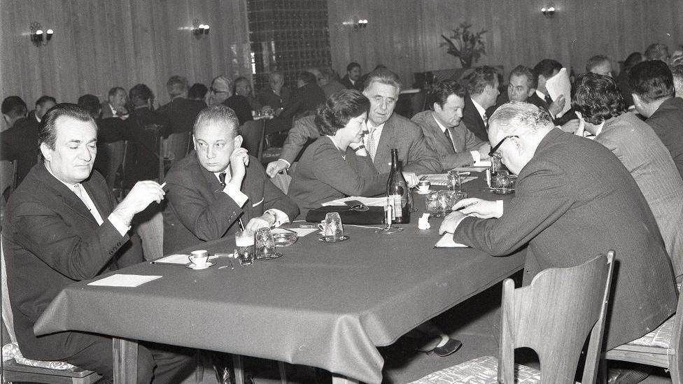 Hrvatsko proleće: Buđenje nacije koje je uzdrmalo Jugoslaviju 2 21. sednica Predsedništva SKJ, Karađorđevo, 1.12.1971. Na fotografiji su Savka i Mika Tripalo za stolom.