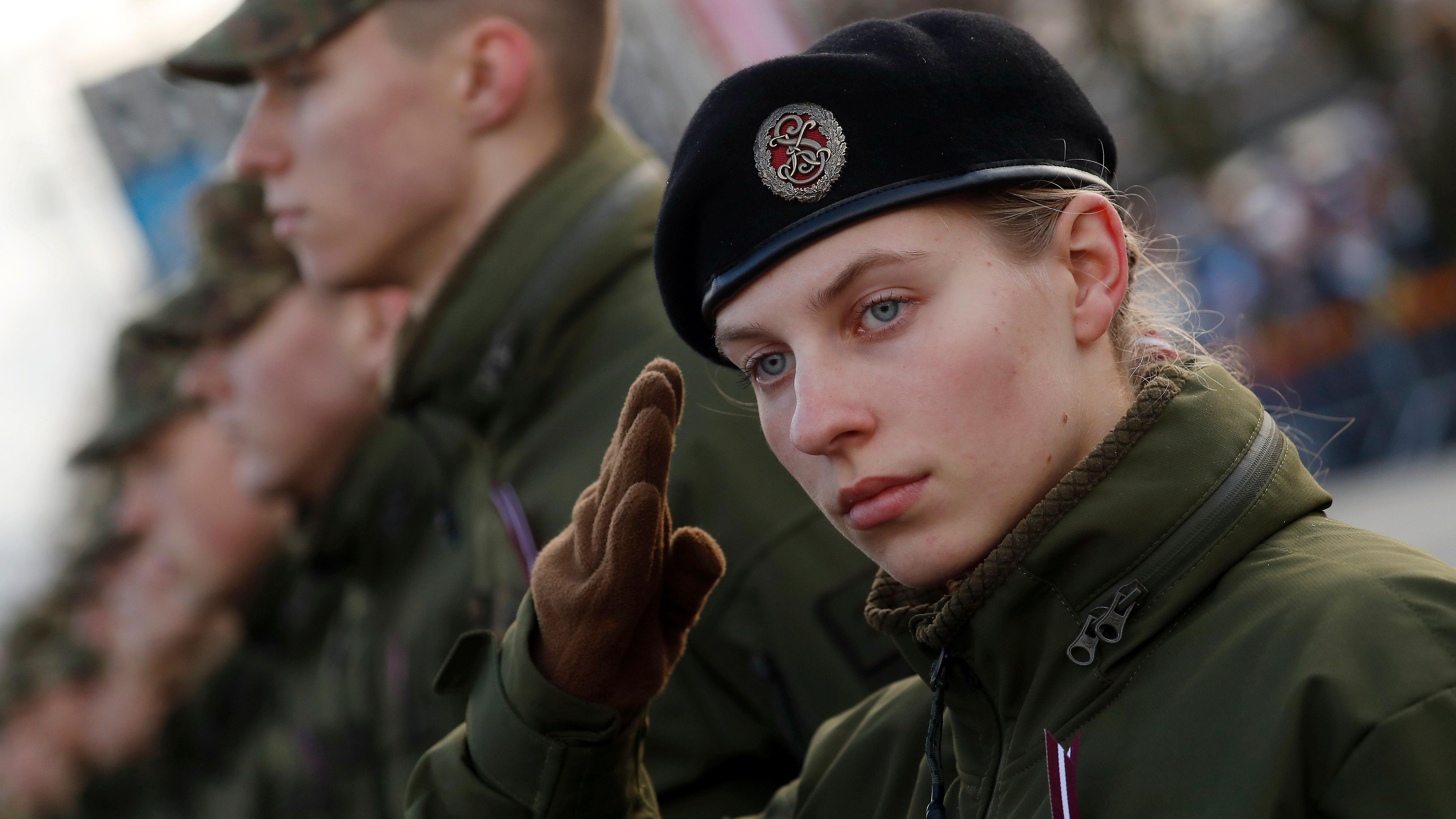 O obaveznim rokovima: (Ne)rado Grk, Finac, Estonac idu u vojnike 4 Devojka u letonskoj vojsci