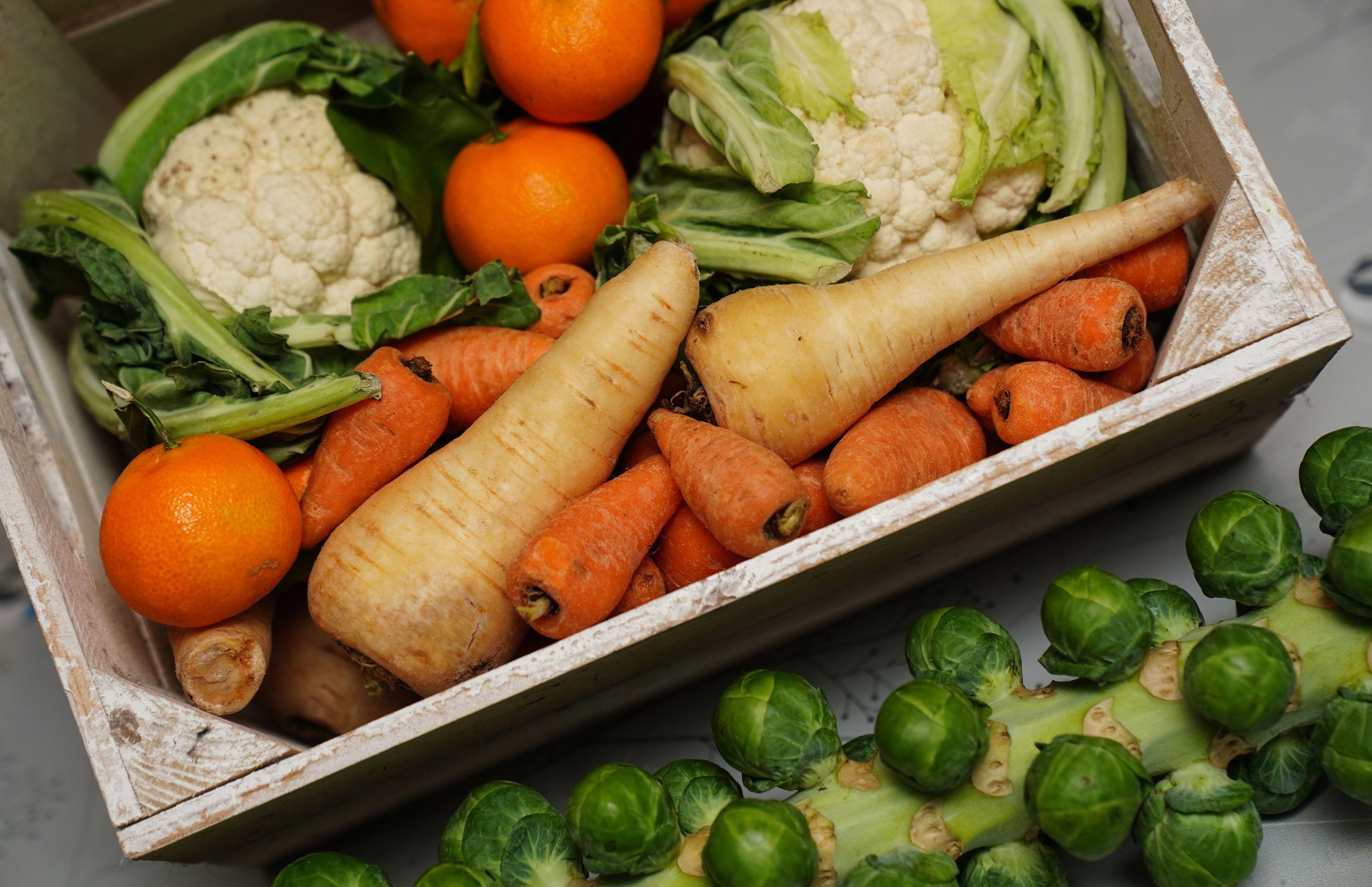 Da li je pametno biti vegan pod stare dane? 1 A basket of fruit and vegetables laid out on a table.