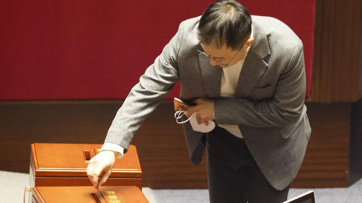 Glasanje o opozivu predsednika Južne Koreje nije uspelo zbog bojkota vladajuće stranke 2 Južna Koreja, opoziv