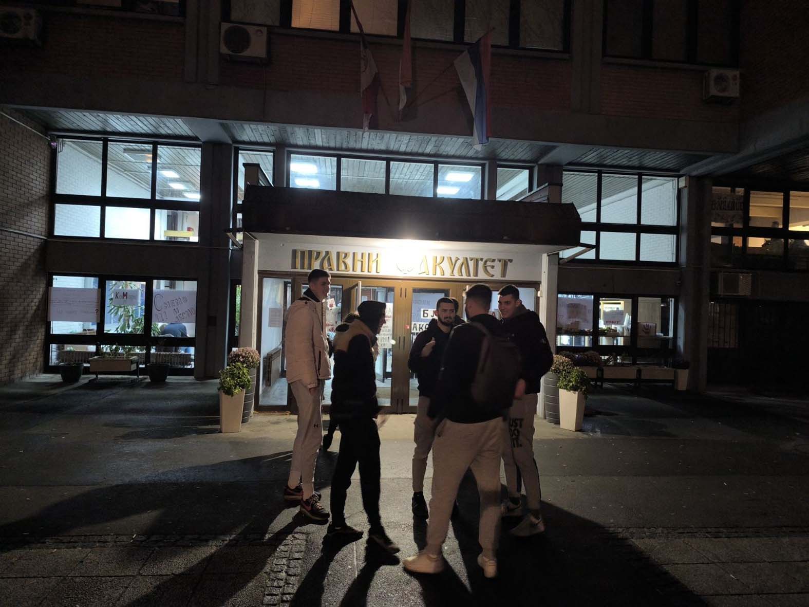 Reporter Danasa proveo noć sa studentima u blokadi u Novom Sadu (FOTO) 10 Reporter Danasa proveo noć sa studentima u blokadi u Novom Sadu (FOTO) 10