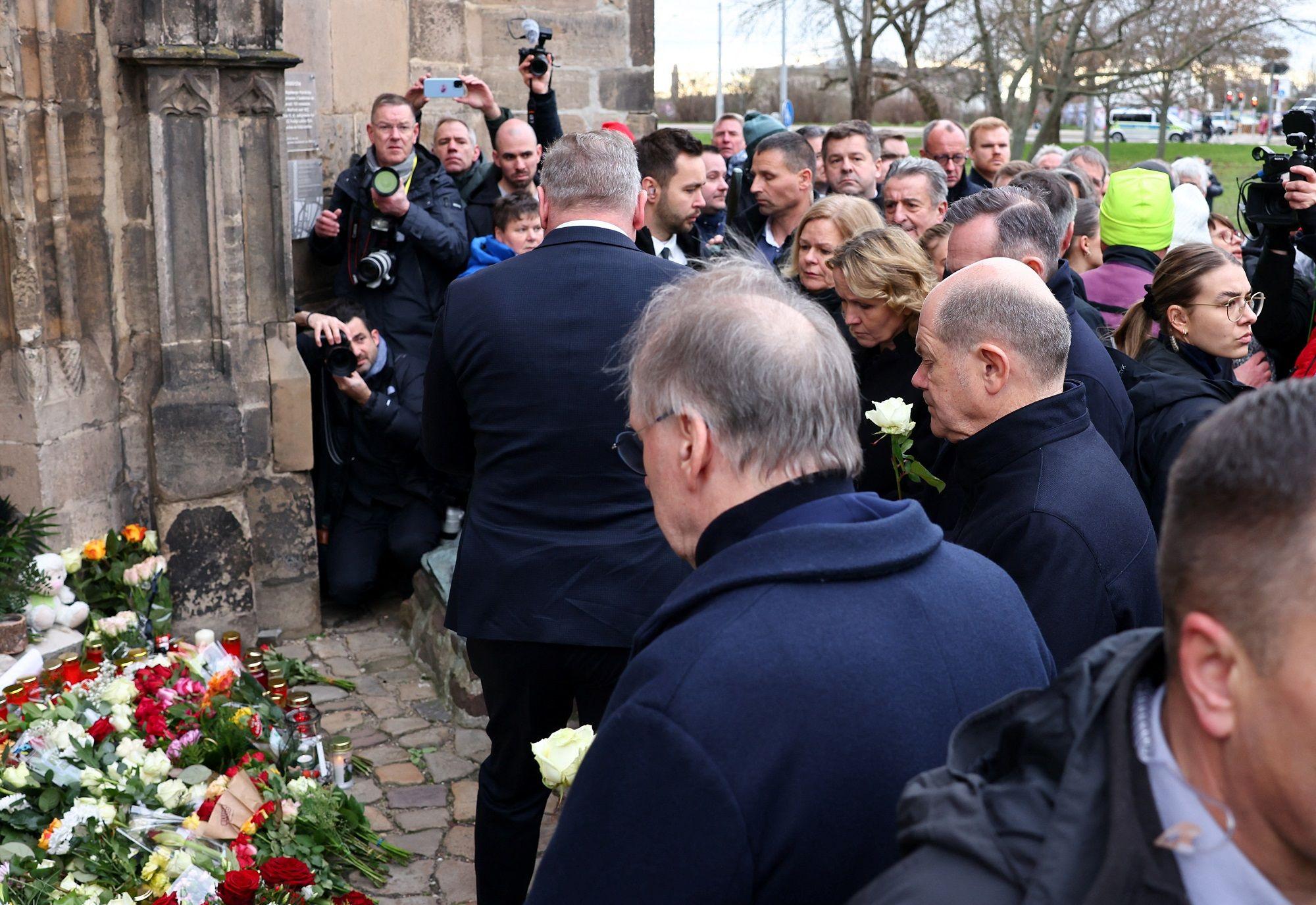 Šta znamo o napadu na božićni market u Nemačkoj 1 Olaf Šolc, nemački kancelar, ostavlja sa zvaničnicima cveće na mestu napada na božićnom marketu u Magdeburgu