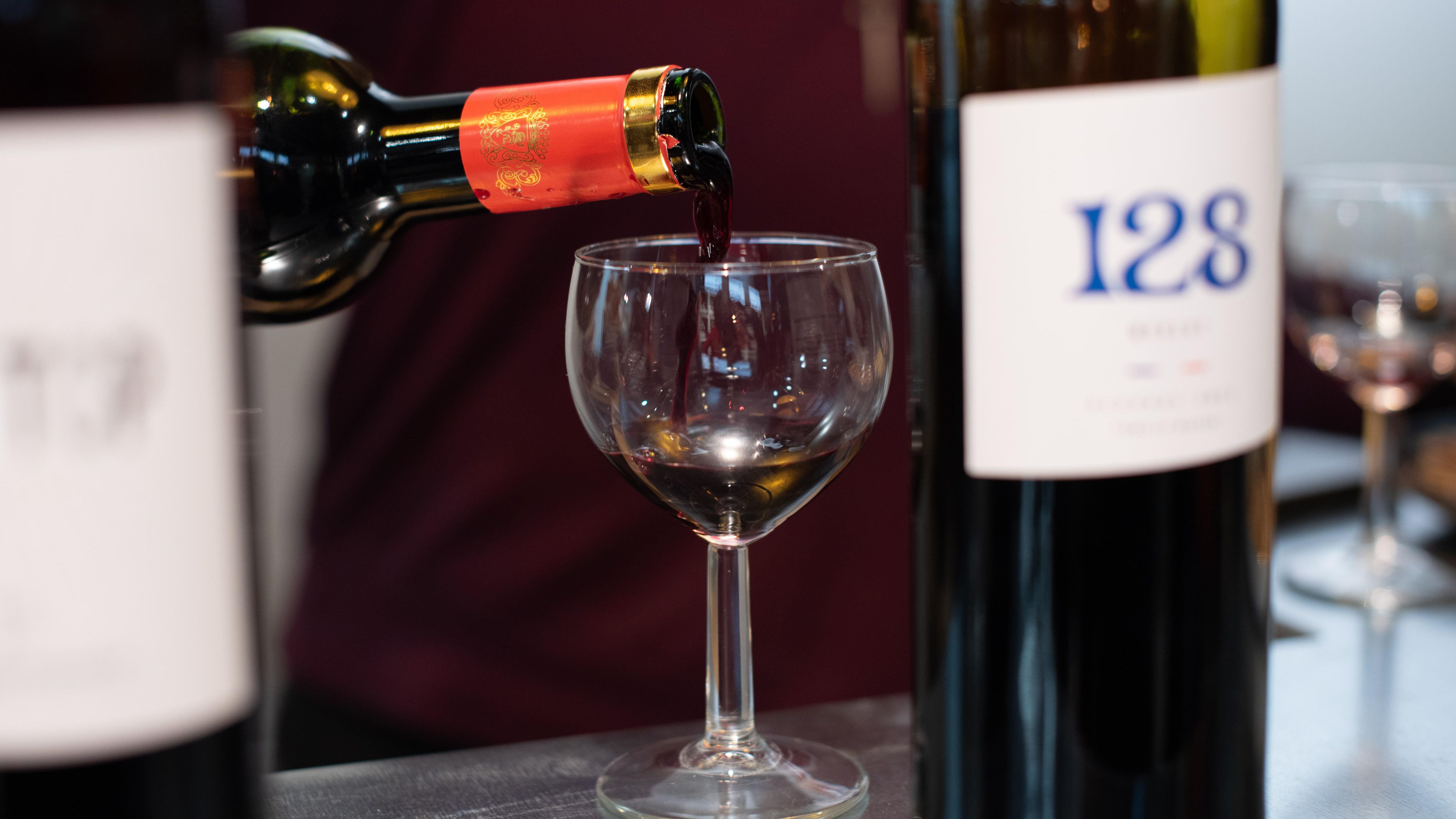 Prenesite dalje šapatom: Bezalkoholno vino je stiglo u Francusku 3 Someone pours a glass of alcohol-free wine