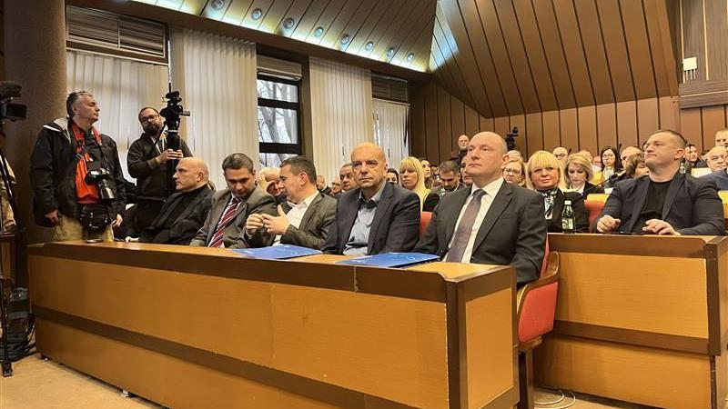 Protest, buka i incidenti na ulazu u Skupštinu Novog Sada: Milan Đurić ostaje gradonačelnik 2 Milan Đurić