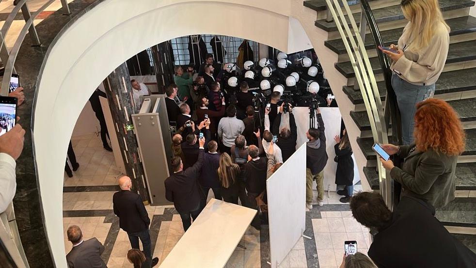 Skupština Novog Sada o opozivu gradonačelnika, protest i incidenti na ulazu u zgradu 6 Novi Sad