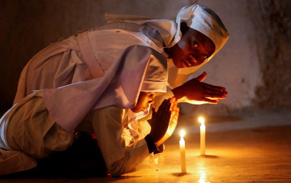 Badnje veče i Božić u svetu: Od surfa do molitvi i jutra u skloništima 3 Hrišćanski vernici crkve Afričke misije Legio Maria prisustvuju misi bdenja za Badnje veče u crkvi u Najrobiju, Kenija