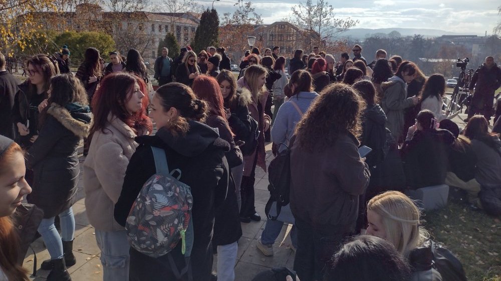 Da pokažemo da saosećamo sa porodicama stradalih: I kragujevački srednjoškolci danas ispred Rektorata 1