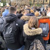 Profesori Jovine gimnazije zastrašeni: Učenici odali počast stradalima, ispred gimnazije službena "Škoda" 1