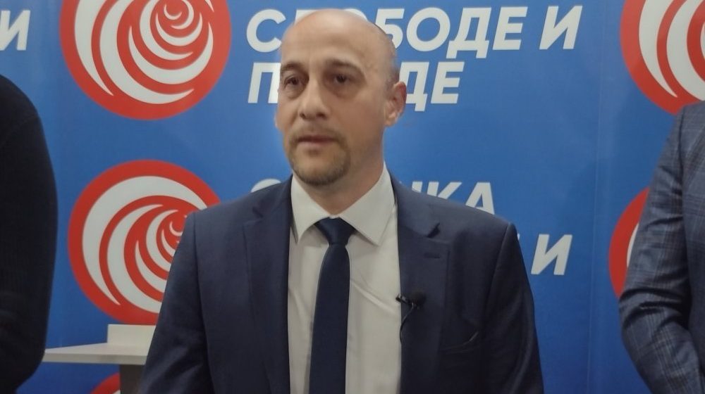 SSP: Pod okriljem noći oskrnavljene prostorije stranke u Beogradu, Čačanin usnimljen kako ispisuje grafite i slika svoje "nedelo" 1