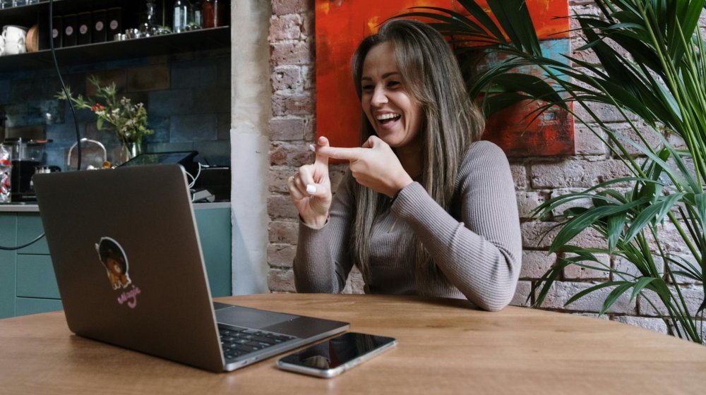 Veštačka inteligencija i znakovni jezik: Kako unaprediti komunikaciju gluvih i nagluvih u Srbiji? 1