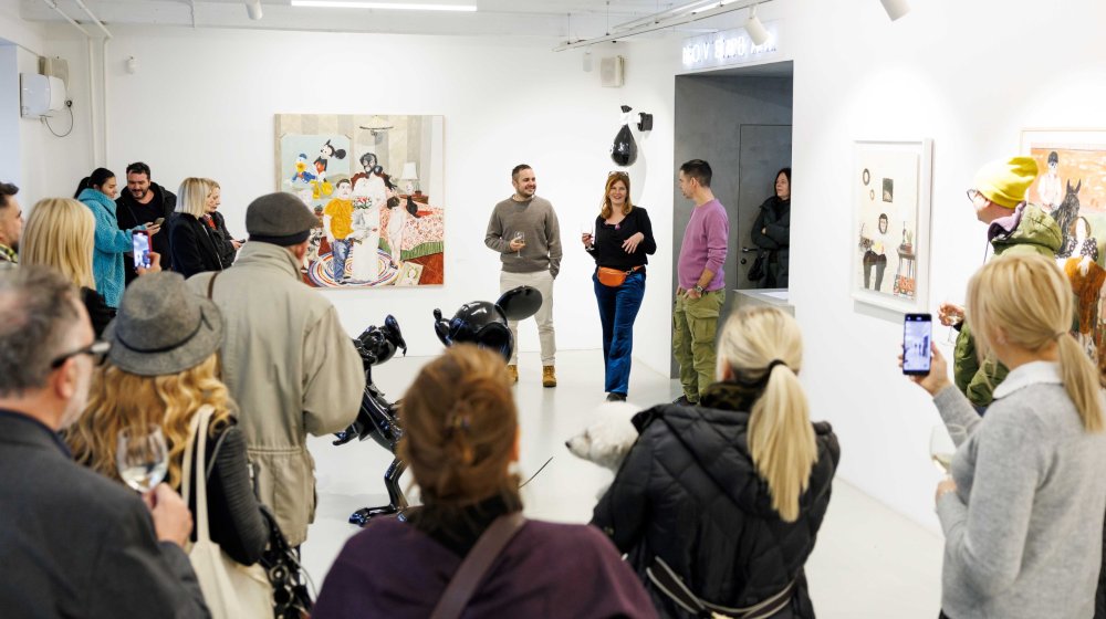 Otvorena izložba Milorada Miće Stajčića i Mirze Čizmića u Galeriji Novembar: Provokativne, ironične situacije naše svakodnevice (FOTO) 1