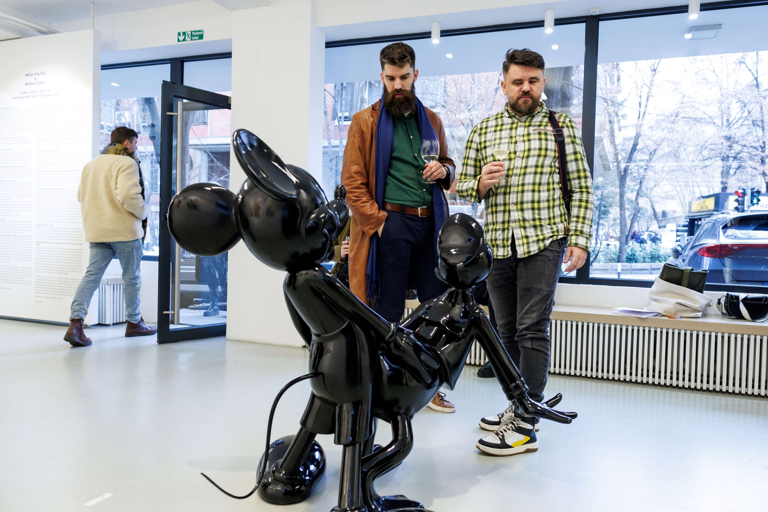 novembar Otvorena izložba Milorada Miće Stajčića i Mirze Čizmića u Galeriji Novembar: Provokativne, ironične situacije naše svakodnevice (FOTO) 2