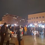 (VIDEO, FOTO) Skup na Trgu slobode u Novom Sadu "Vi kitite - mi pamtimo": Bačulov pozvao na generalni štrajk i građansku neposlušnost 5