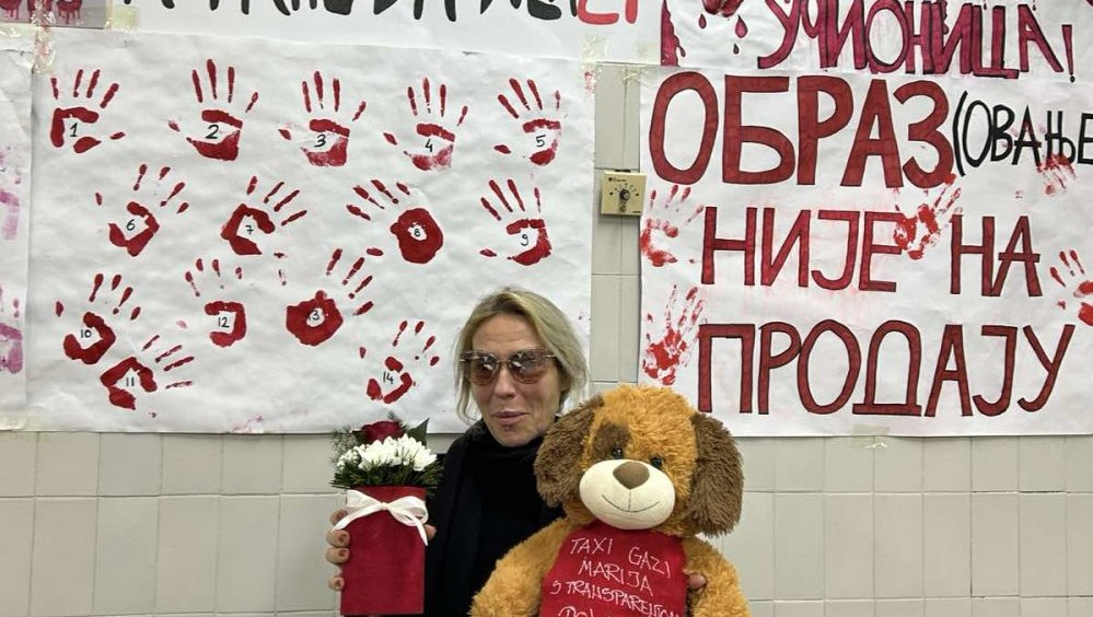 Kako su učenici rasplakali profesorku Šabačke gimnazije, koja je zbog njih skakala i na haubu? 2 Kako su učenici rasplakali profesorku Šabačke gimnazije, koja je zbog njih skakala i na haubu? 2